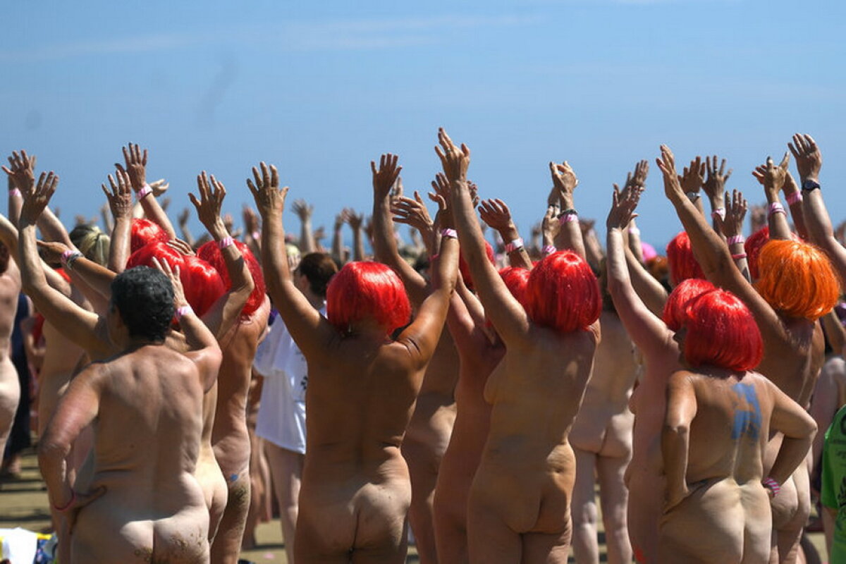 FOTO & VIDEO Imagini de senzaţie » Peste 2.500 de femei goale pe plajă în acelaşi timp!