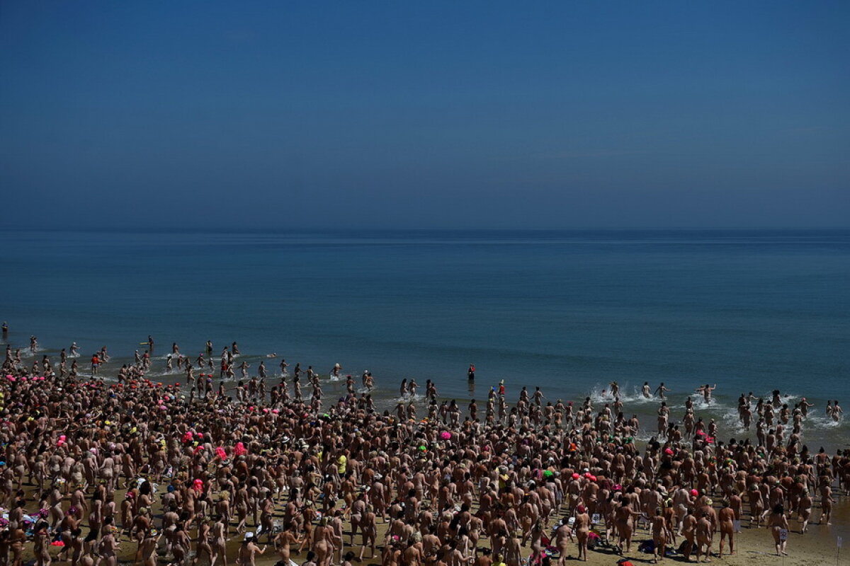FOTO & VIDEO Imagini de senzaţie » Peste 2.500 de femei goale pe plajă în acelaşi timp!