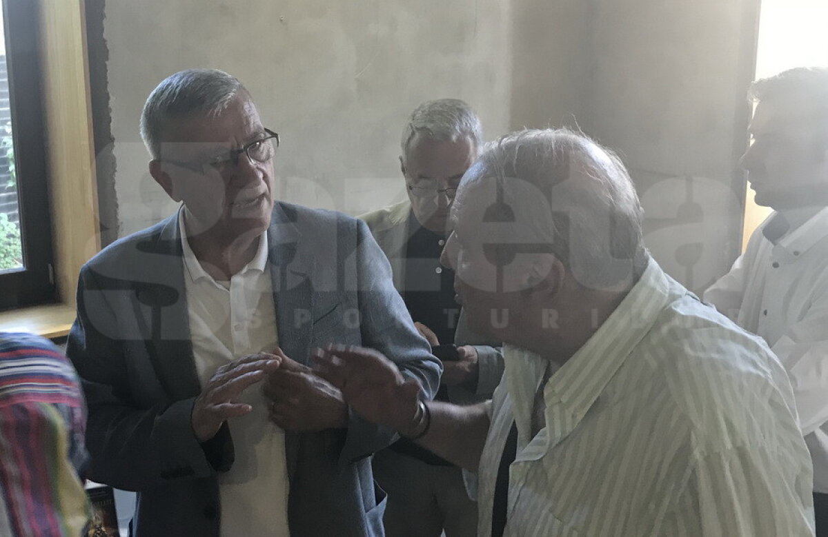 FOTO Reportaj de atmosferă de la lansarea cărții "Basmul fotbalului" » Toată clasa politică românească, în frunte cu Dragnea și Tăriceanu, a eclipsat fotbaliști de legendă