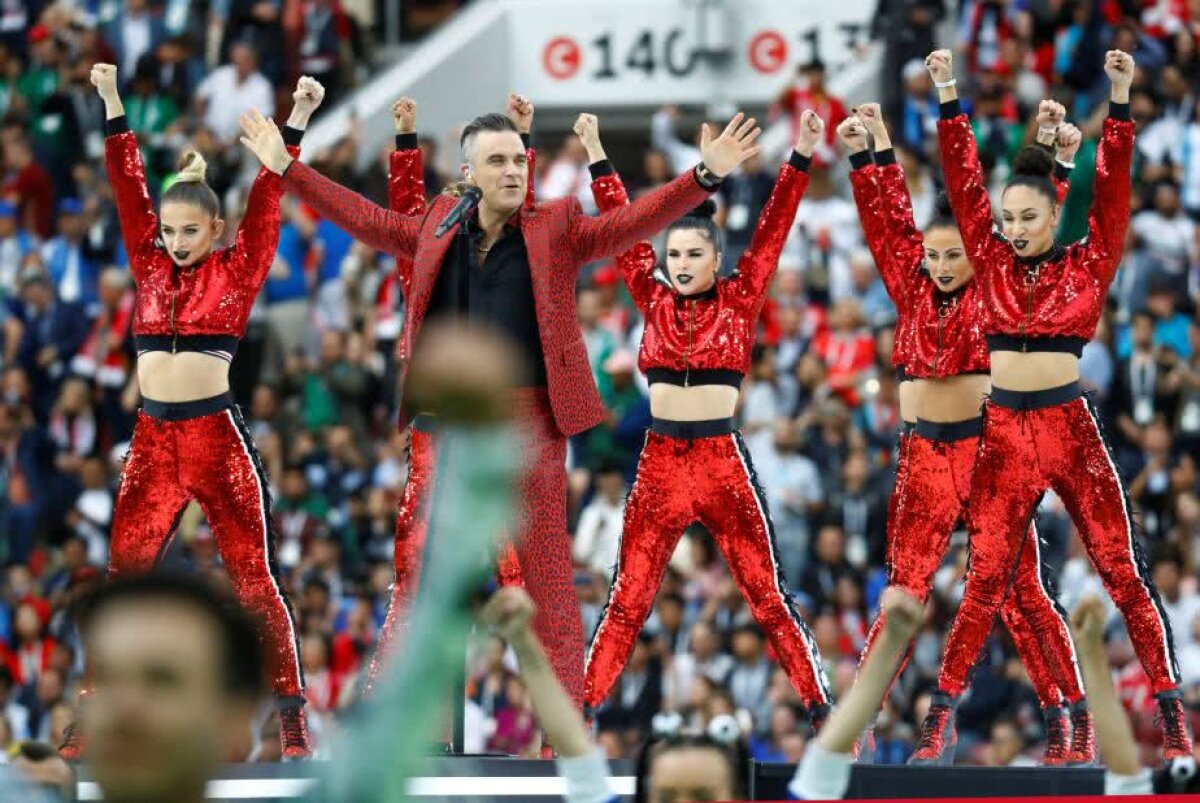 CM 2018 // VIDEO + FOTO Momentele care au furat atenția la festivitatea de deschidere » Discurs ținut de Vladimir Putin și gestul vulgar al lui Robbie Williams