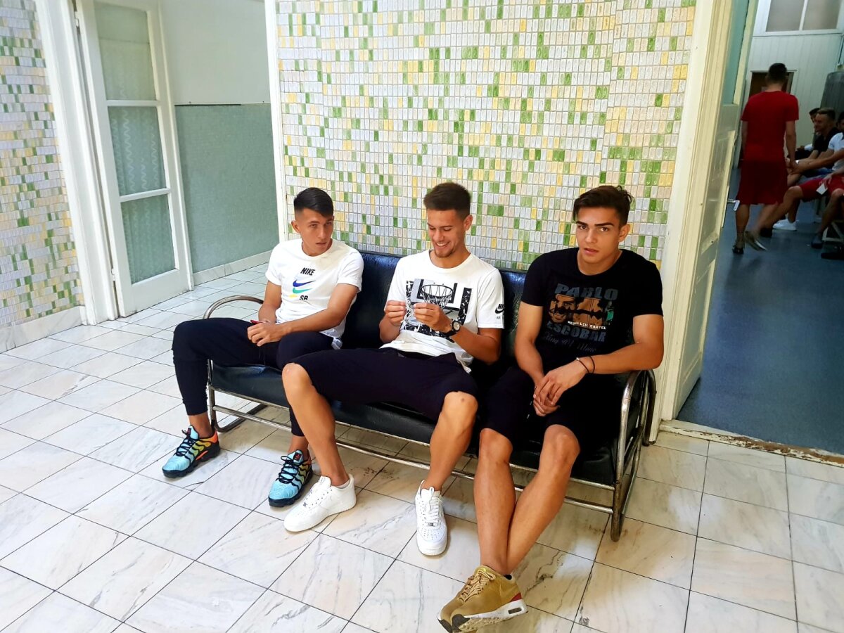 GALERIE FOTO Apariție surpriză la vizita medicală a lui Dinamo » Elevii lui Florin Bratu l-au asaltat după ultimul gol marcat