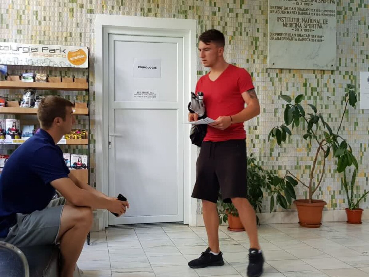 GALERIE FOTO Apariție surpriză la vizita medicală a lui Dinamo » Elevii lui Florin Bratu l-au asaltat după ultimul gol marcat
