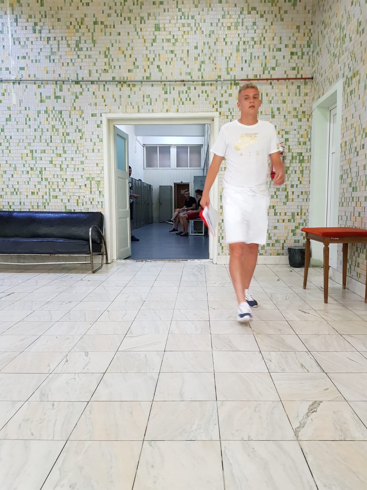 GALERIE FOTO Apariție surpriză la vizita medicală a lui Dinamo » Elevii lui Florin Bratu l-au asaltat după ultimul gol marcat