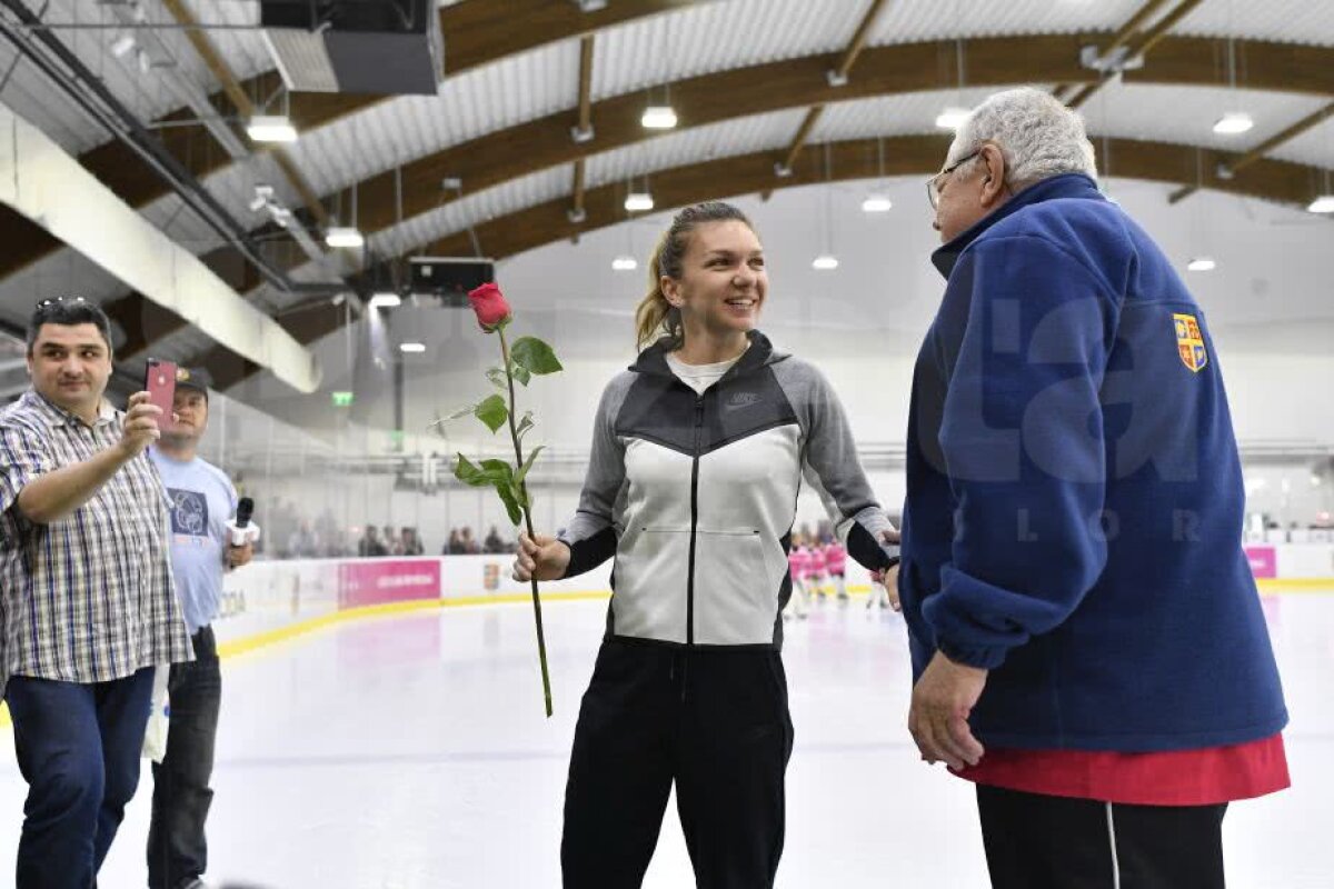 FOTO + VIDEO Imagini încântătoare de la Simona Halep Challenge » Liderul WTA s-a aventurat pe gheață și a fost întâmpinată cu flori de micile patinatoare