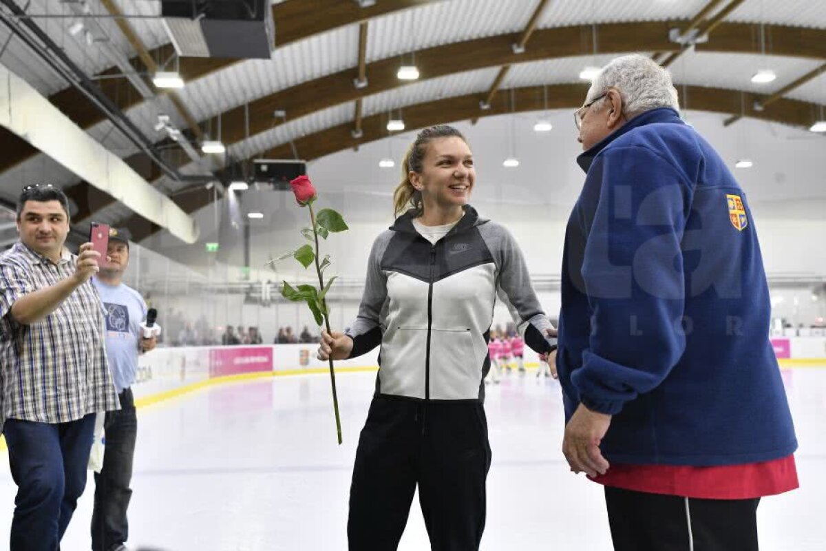 FOTO + VIDEO Imagini încântătoare de la Simona Halep Challenge » Liderul WTA s-a aventurat pe gheață și a fost întâmpinată cu flori de micile patinatoare