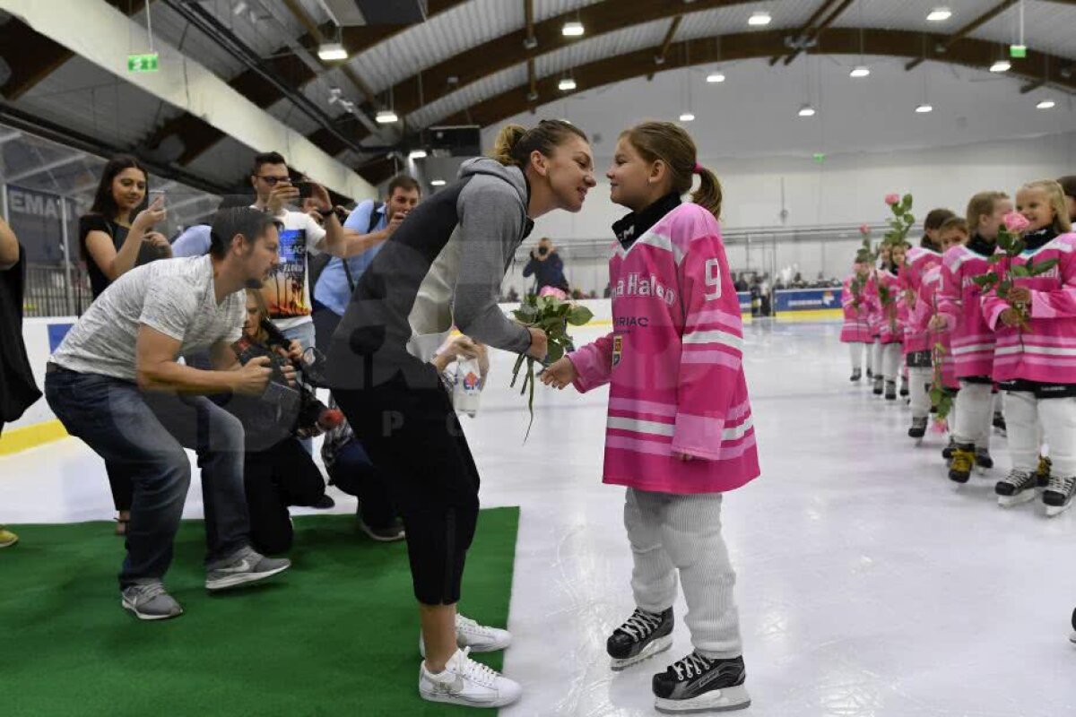 FOTO + VIDEO Imagini încântătoare de la Simona Halep Challenge » Liderul WTA s-a aventurat pe gheață și a fost întâmpinată cu flori de micile patinatoare