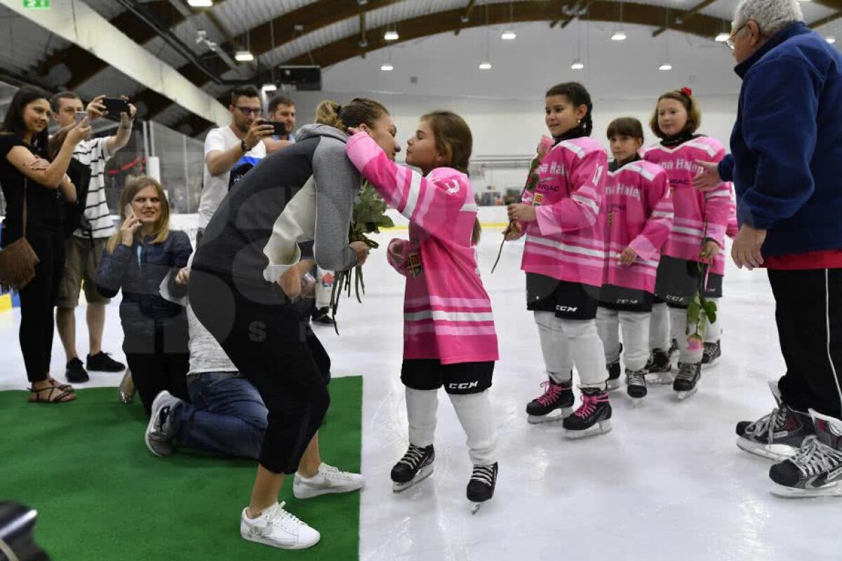 FOTO + VIDEO Imagini încântătoare de la Simona Halep Challenge » Liderul WTA s-a aventurat pe gheață și a fost întâmpinată cu flori de micile patinatoare