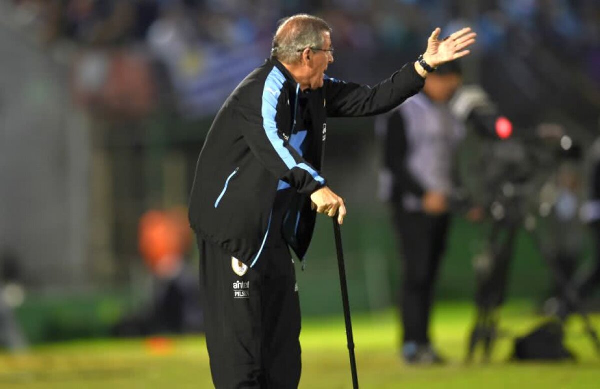 Oscar Tabarez continuă lupta! Selecționerul Uruguayului ar putea ajunge în scaunul cu rotile chiar la Mondial, dar înfruntă totul alături de jucători 