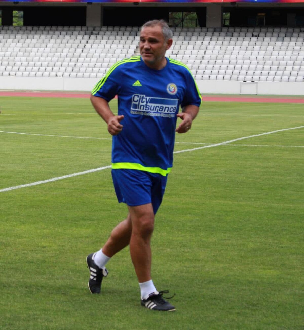 GALERIE FOTO+VIDEO » "Generația de Aur", din nou în iarbă! Pițurcă & Co. au făcut antrenamentul înaintea amicalului cu legendele Barcelonei de la Cluj-Napoca » "Axul central" s-a rupt după primul tur de stadion :)