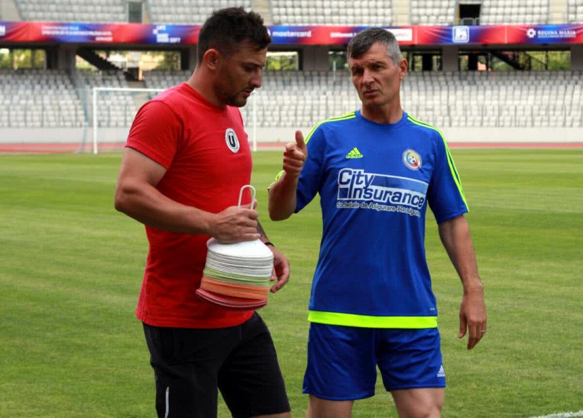 GALERIE FOTO+VIDEO » "Generația de Aur", din nou în iarbă! Pițurcă & Co. au făcut antrenamentul înaintea amicalului cu legendele Barcelonei de la Cluj-Napoca » "Axul central" s-a rupt după primul tur de stadion :)