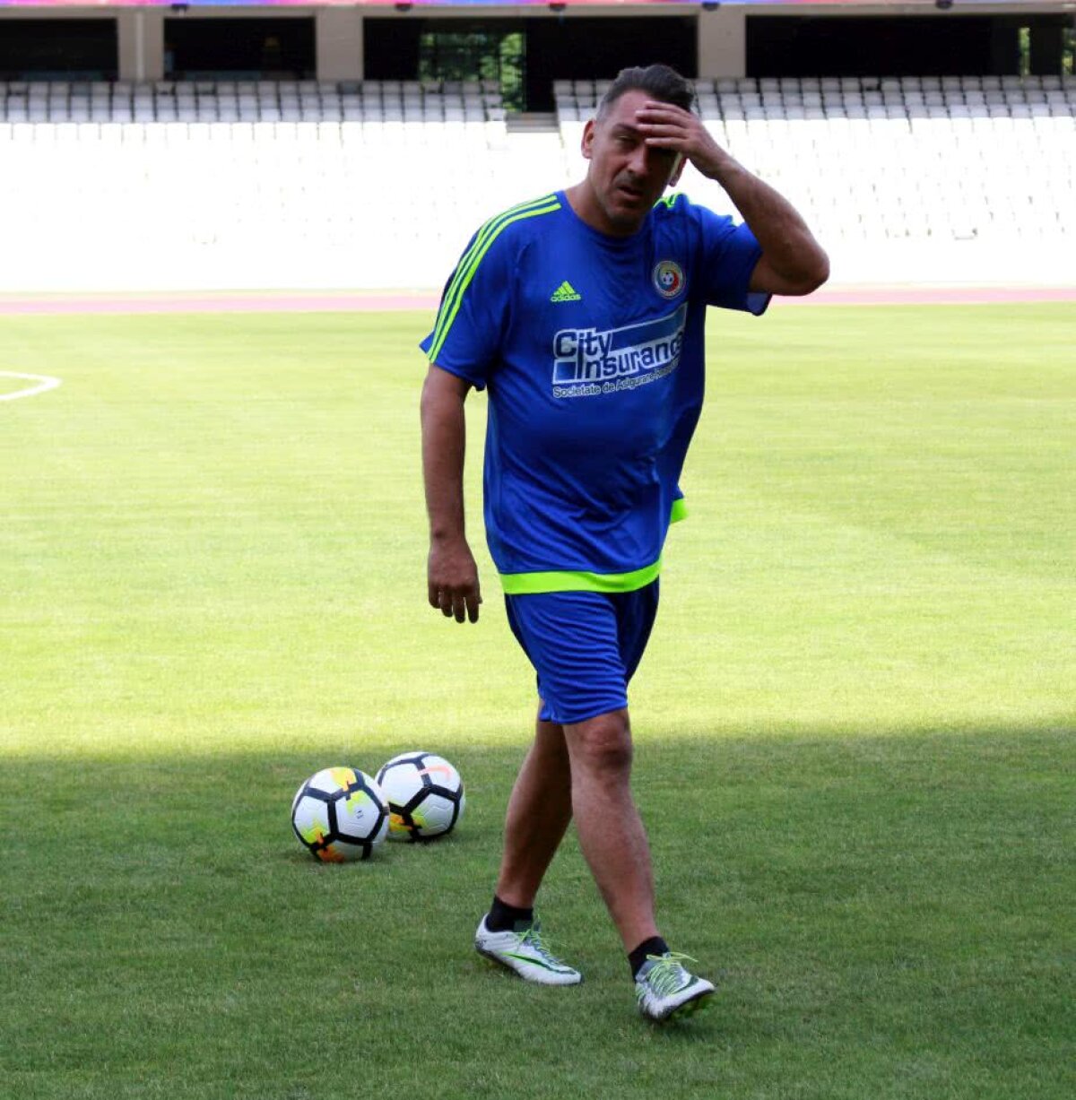 GALERIE FOTO+VIDEO » "Generația de Aur", din nou în iarbă! Pițurcă & Co. au făcut antrenamentul înaintea amicalului cu legendele Barcelonei de la Cluj-Napoca » "Axul central" s-a rupt după primul tur de stadion :)