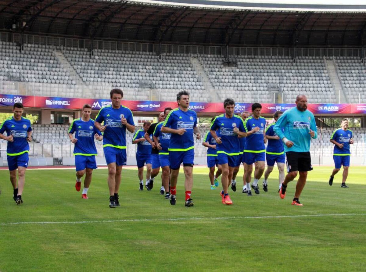 GALERIE FOTO+VIDEO » "Generația de Aur", din nou în iarbă! Pițurcă & Co. au făcut antrenamentul înaintea amicalului cu legendele Barcelonei de la Cluj-Napoca » "Axul central" s-a rupt după primul tur de stadion :)