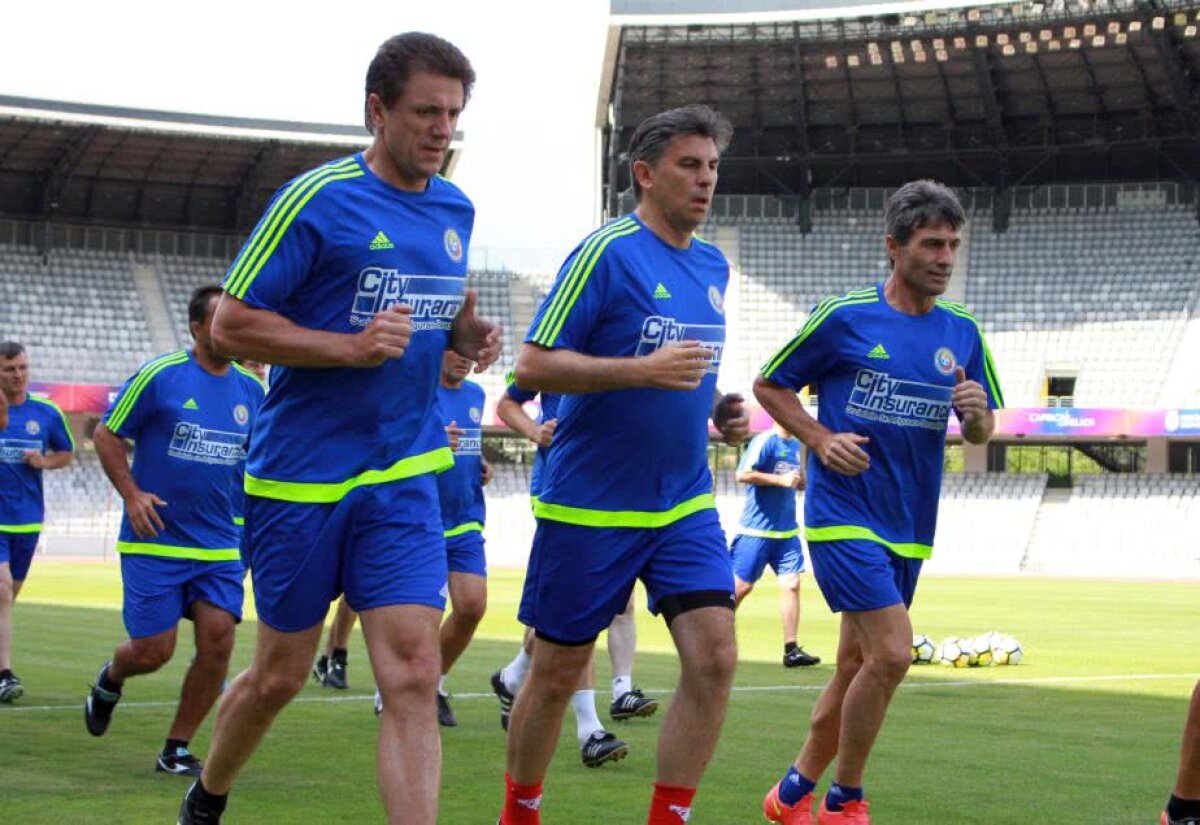 GALERIE FOTO+VIDEO » "Generația de Aur", din nou în iarbă! Pițurcă & Co. au făcut antrenamentul înaintea amicalului cu legendele Barcelonei de la Cluj-Napoca » "Axul central" s-a rupt după primul tur de stadion :)