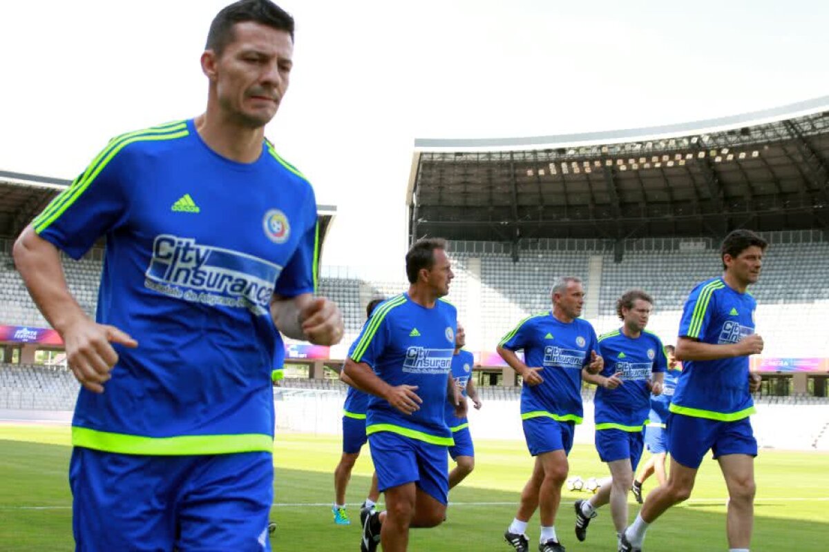 GALERIE FOTO+VIDEO » "Generația de Aur", din nou în iarbă! Pițurcă & Co. au făcut antrenamentul înaintea amicalului cu legendele Barcelonei de la Cluj-Napoca » "Axul central" s-a rupt după primul tur de stadion :)