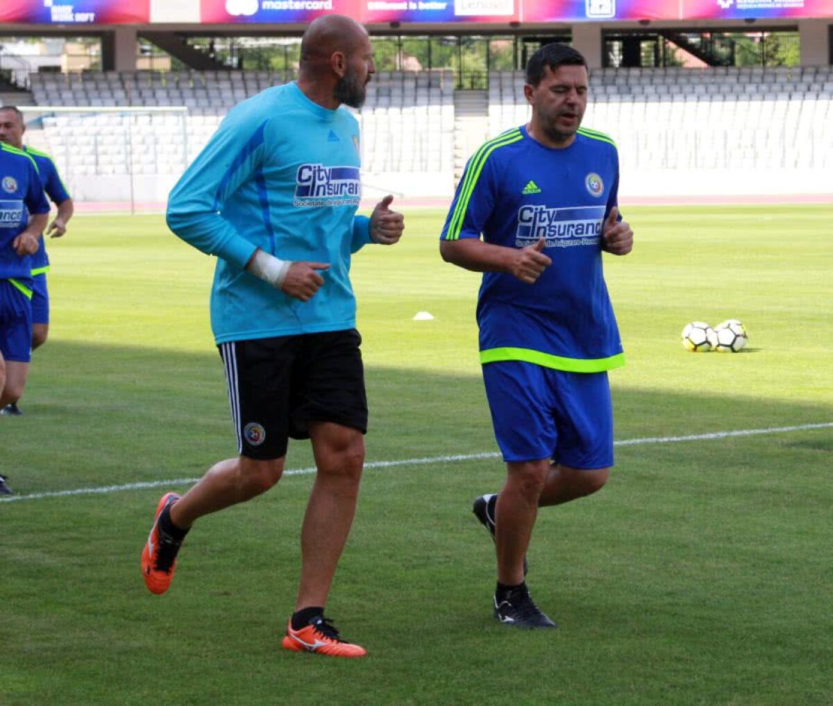 GALERIE FOTO+VIDEO » "Generația de Aur", din nou în iarbă! Pițurcă & Co. au făcut antrenamentul înaintea amicalului cu legendele Barcelonei de la Cluj-Napoca » "Axul central" s-a rupt după primul tur de stadion :)
