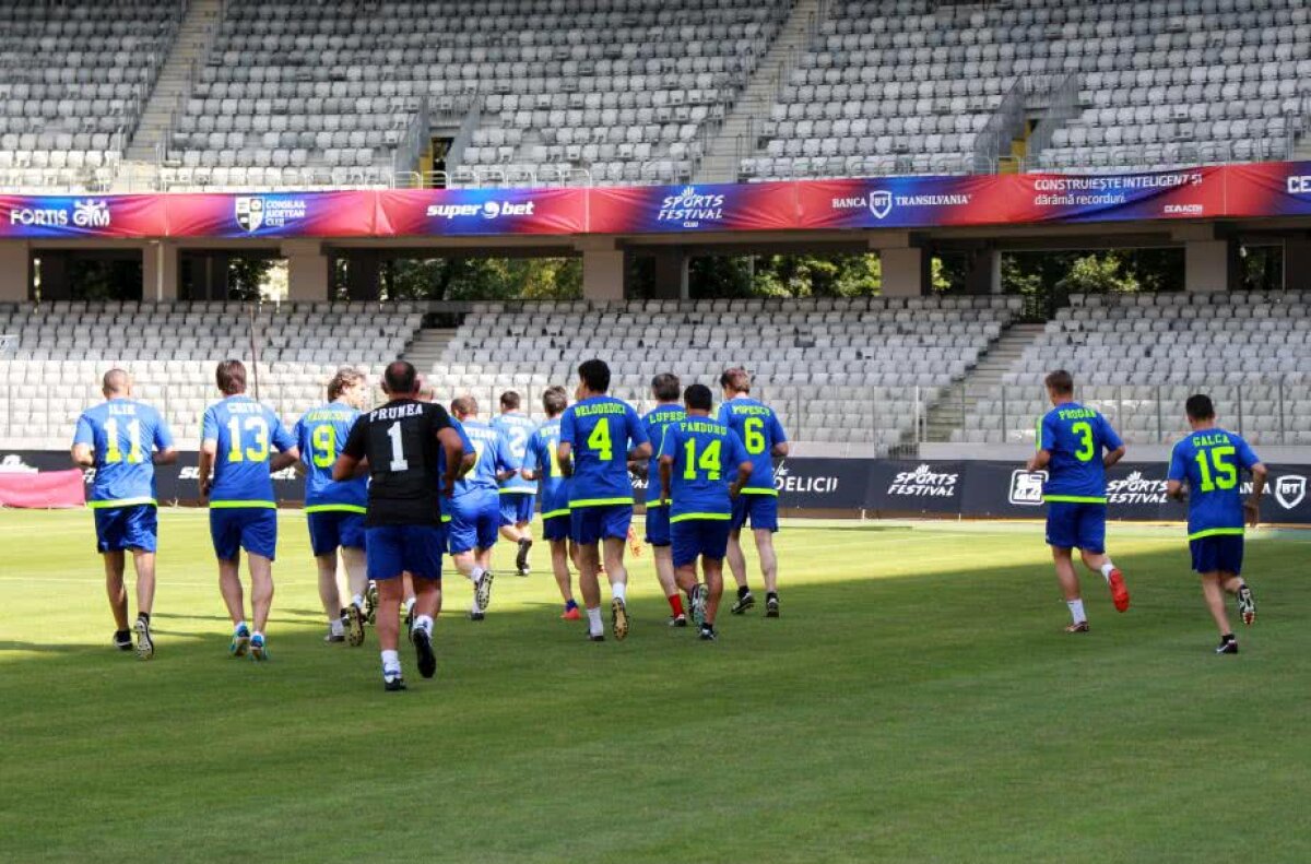 GALERIE FOTO+VIDEO » "Generația de Aur", din nou în iarbă! Pițurcă & Co. au făcut antrenamentul înaintea amicalului cu legendele Barcelonei de la Cluj-Napoca » "Axul central" s-a rupt după primul tur de stadion :)