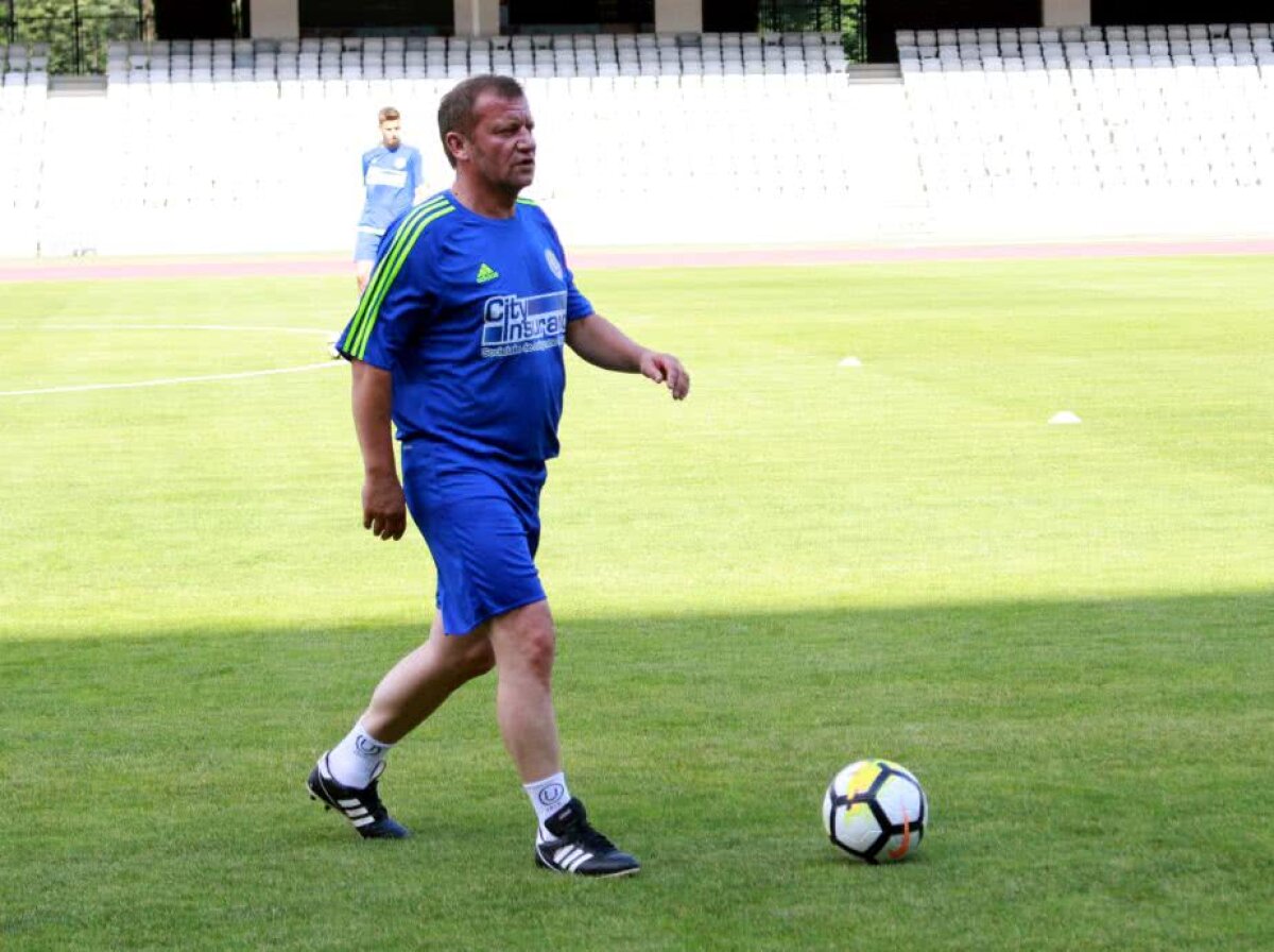 GALERIE FOTO+VIDEO » "Generația de Aur", din nou în iarbă! Pițurcă & Co. au făcut antrenamentul înaintea amicalului cu legendele Barcelonei de la Cluj-Napoca » "Axul central" s-a rupt după primul tur de stadion :)