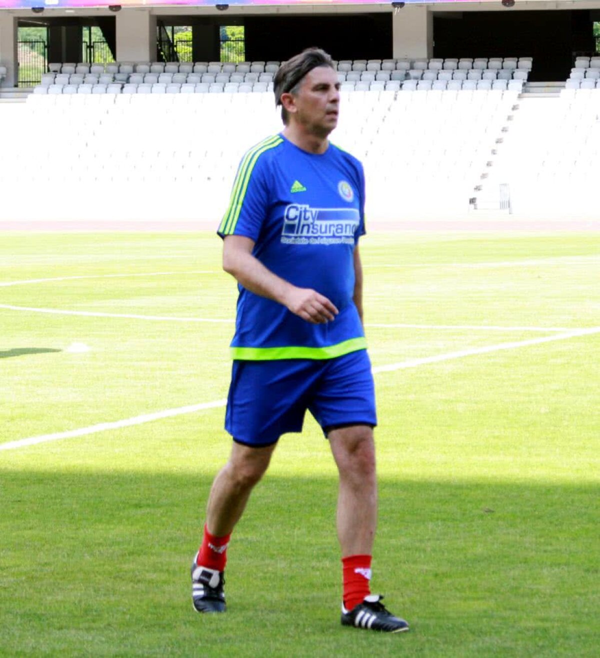 GALERIE FOTO+VIDEO » "Generația de Aur", din nou în iarbă! Pițurcă & Co. au făcut antrenamentul înaintea amicalului cu legendele Barcelonei de la Cluj-Napoca » "Axul central" s-a rupt după primul tur de stadion :)