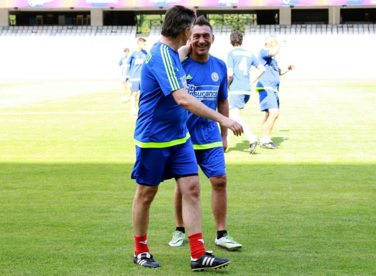 GALERIE FOTO+VIDEO » "Generația de Aur", din nou în iarbă! Pițurcă & Co. au făcut antrenamentul înaintea amicalului cu legendele Barcelonei de la Cluj-Napoca » "Axul central" s-a rupt după primul tur de stadion :)