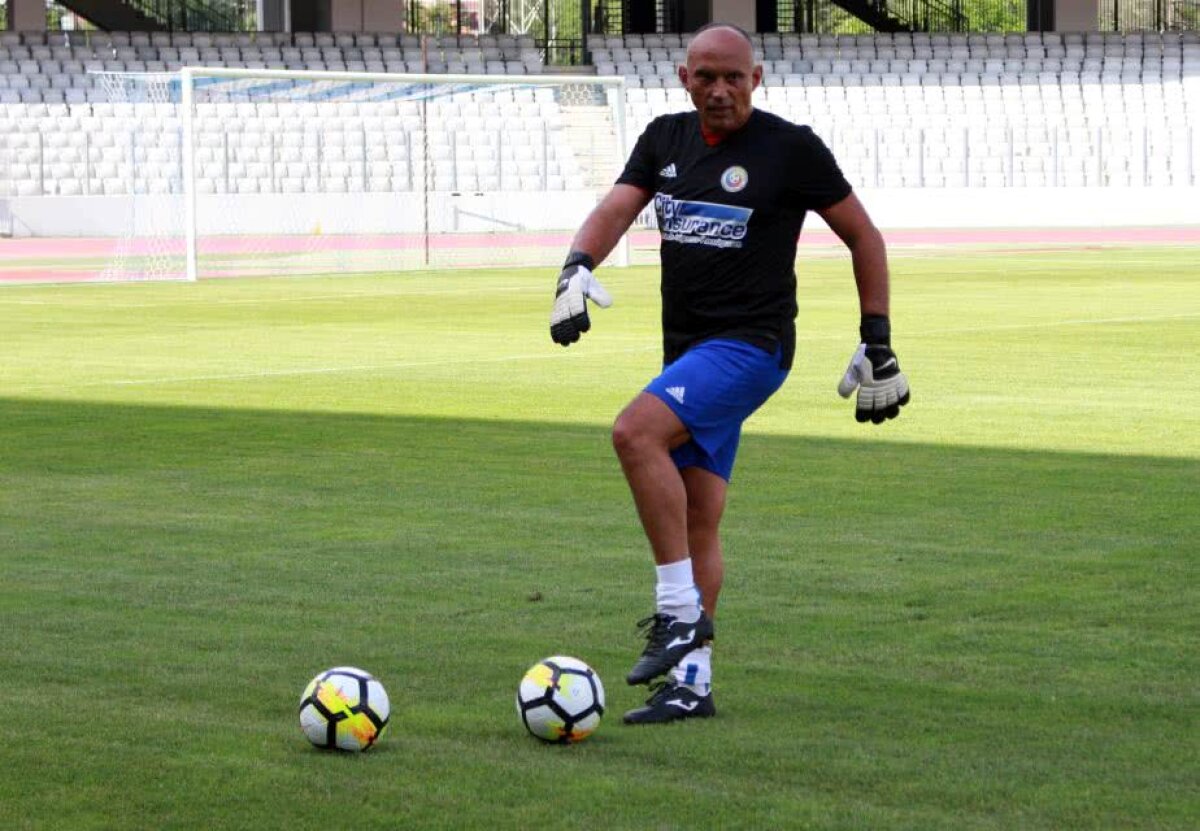 GALERIE FOTO+VIDEO » "Generația de Aur", din nou în iarbă! Pițurcă & Co. au făcut antrenamentul înaintea amicalului cu legendele Barcelonei de la Cluj-Napoca » "Axul central" s-a rupt după primul tur de stadion :)