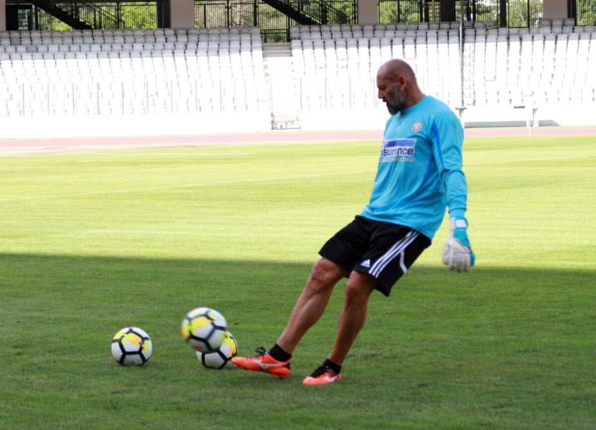 GALERIE FOTO+VIDEO » "Generația de Aur", din nou în iarbă! Pițurcă & Co. au făcut antrenamentul înaintea amicalului cu legendele Barcelonei de la Cluj-Napoca » "Axul central" s-a rupt după primul tur de stadion :)