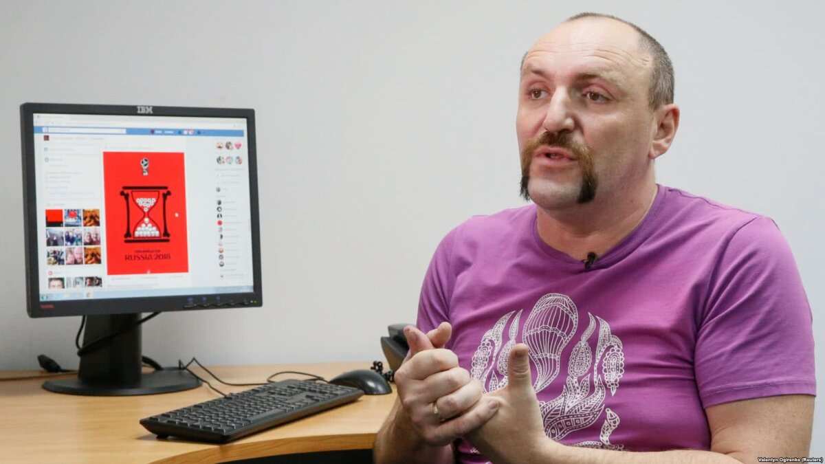 GALERIE FOTO "Fotbal înecat în sânge" » Imaginile dure create de un artist despre crimele regimului lui Vladimir Putin: "Nu vă uitați la Mondial, acoperă un regim terorist" 