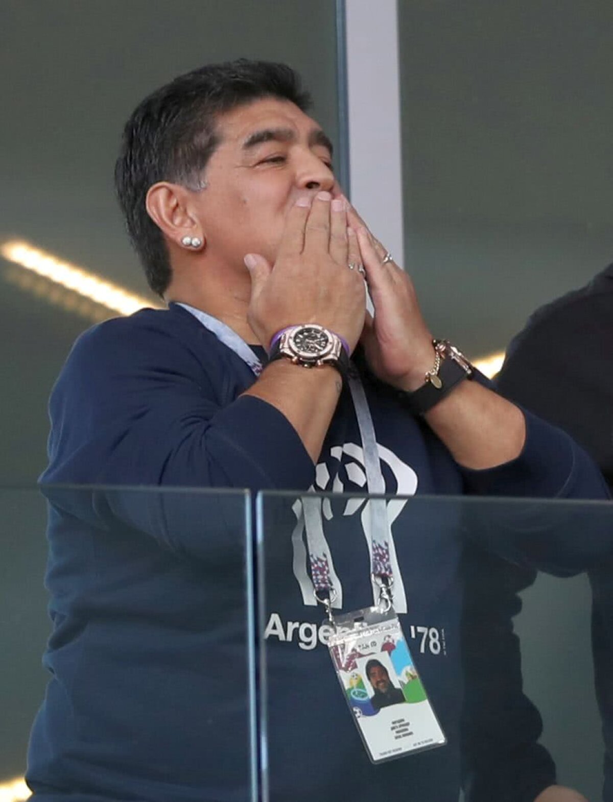 FOTO Apariție de senzație pentru Maradona la meciul Argentinei » A făcut spectacol cu ochelarii roșii la ochi și cu trabucul în gură