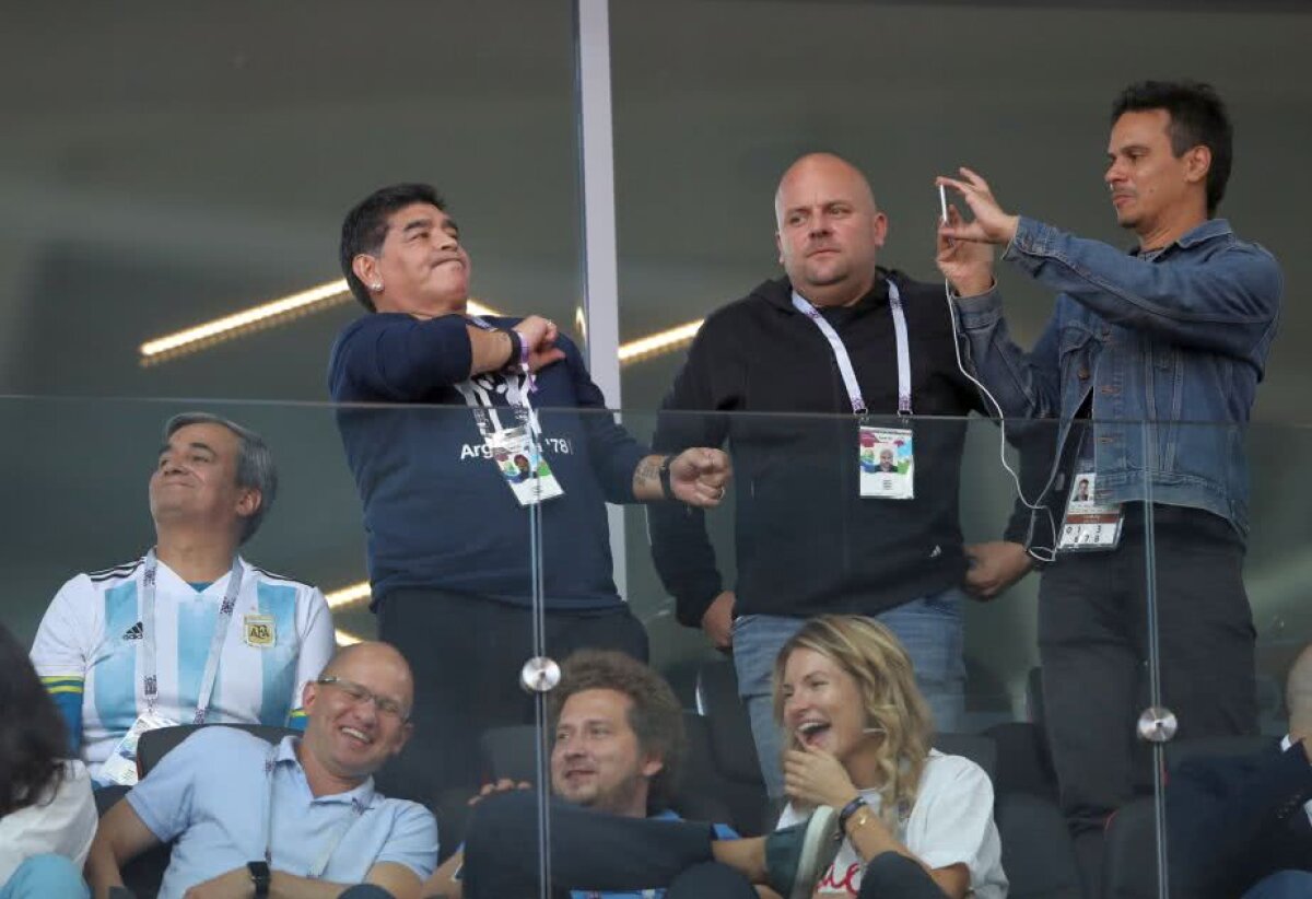 FOTO Apariție de senzație pentru Maradona la meciul Argentinei » A făcut spectacol cu ochelarii roșii la ochi și cu trabucul în gură