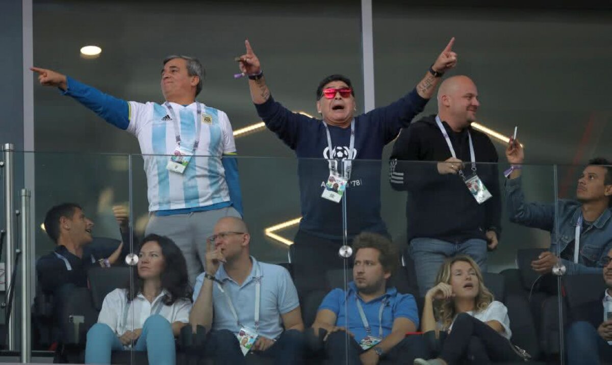 FOTO Apariție de senzație pentru Maradona la meciul Argentinei » A făcut spectacol cu ochelarii roșii la ochi și cu trabucul în gură