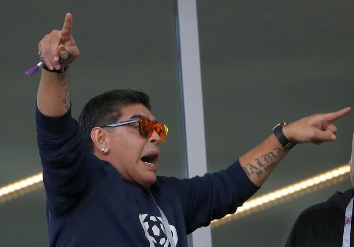 FOTO Apariție de senzație pentru Maradona la meciul Argentinei » A făcut spectacol cu ochelarii roșii la ochi și cu trabucul în gură