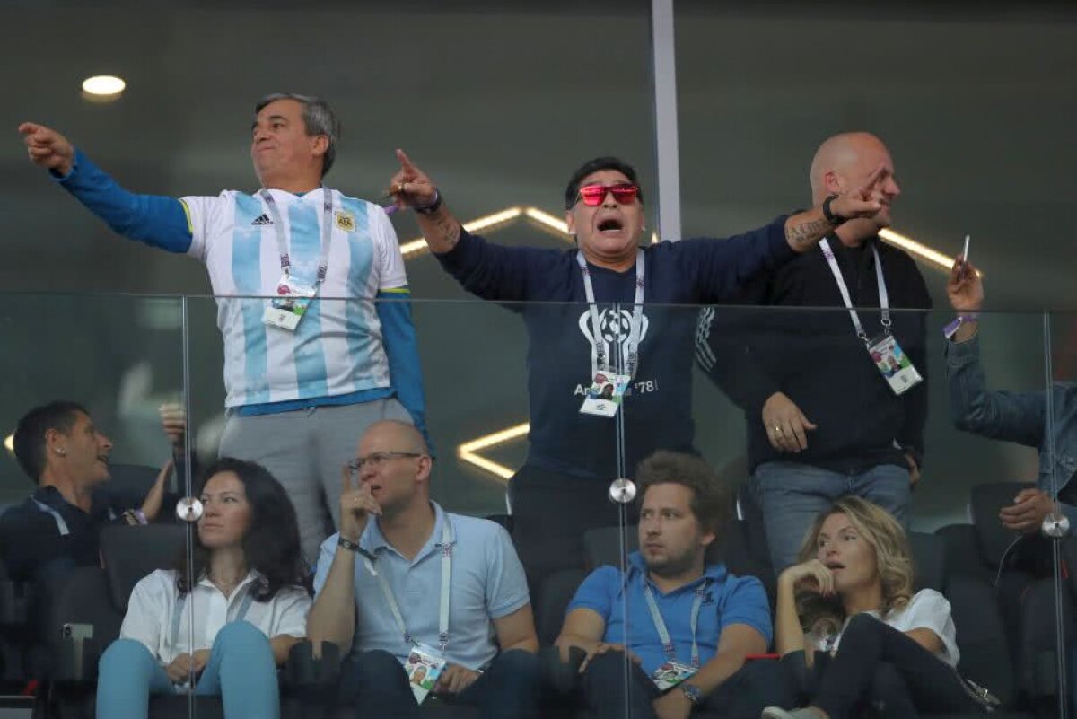 FOTO Apariție de senzație pentru Maradona la meciul Argentinei » A făcut spectacol cu ochelarii roșii la ochi și cu trabucul în gură