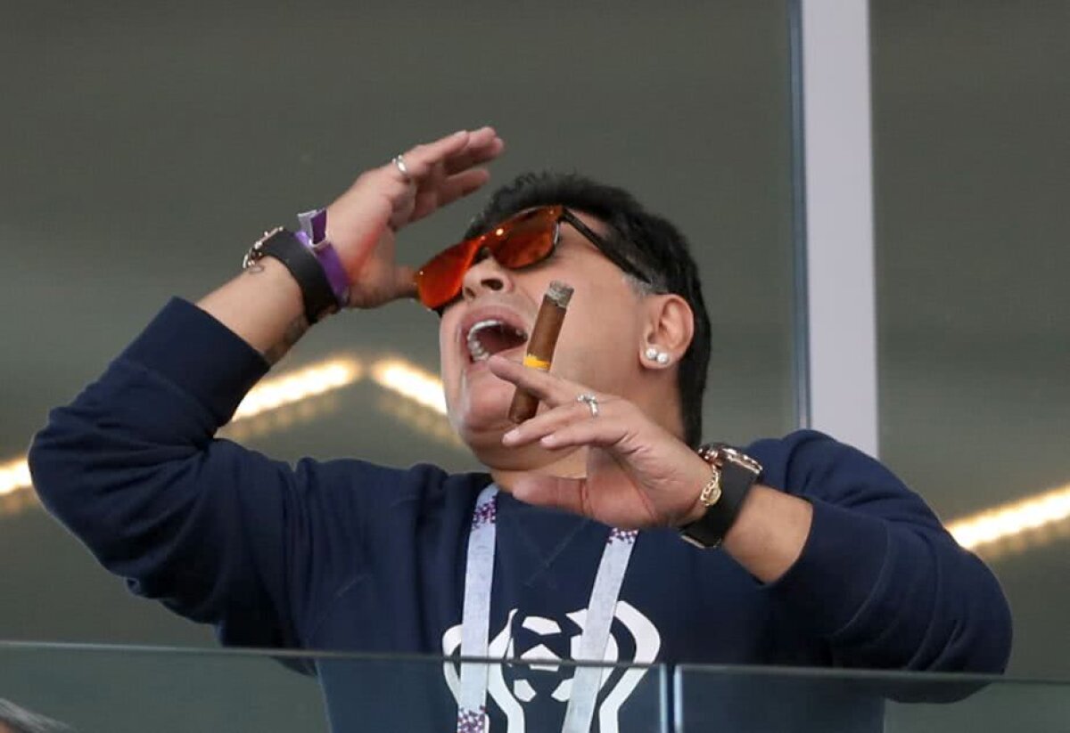 FOTO Apariție de senzație pentru Maradona la meciul Argentinei » A făcut spectacol cu ochelarii roșii la ochi și cu trabucul în gură