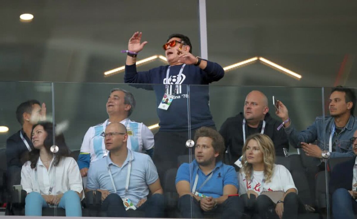 FOTO Apariție de senzație pentru Maradona la meciul Argentinei » A făcut spectacol cu ochelarii roșii la ochi și cu trabucul în gură