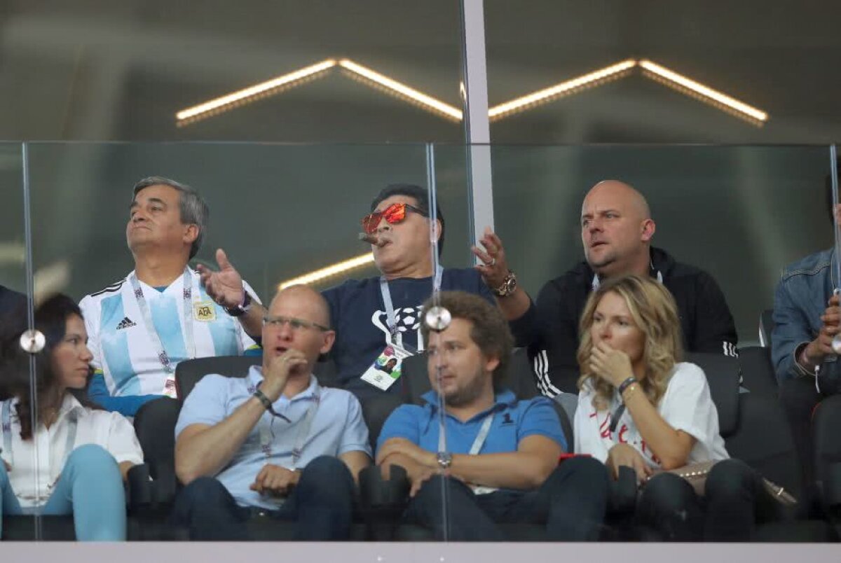 FOTO Apariție de senzație pentru Maradona la meciul Argentinei » A făcut spectacol cu ochelarii roșii la ochi și cu trabucul în gură