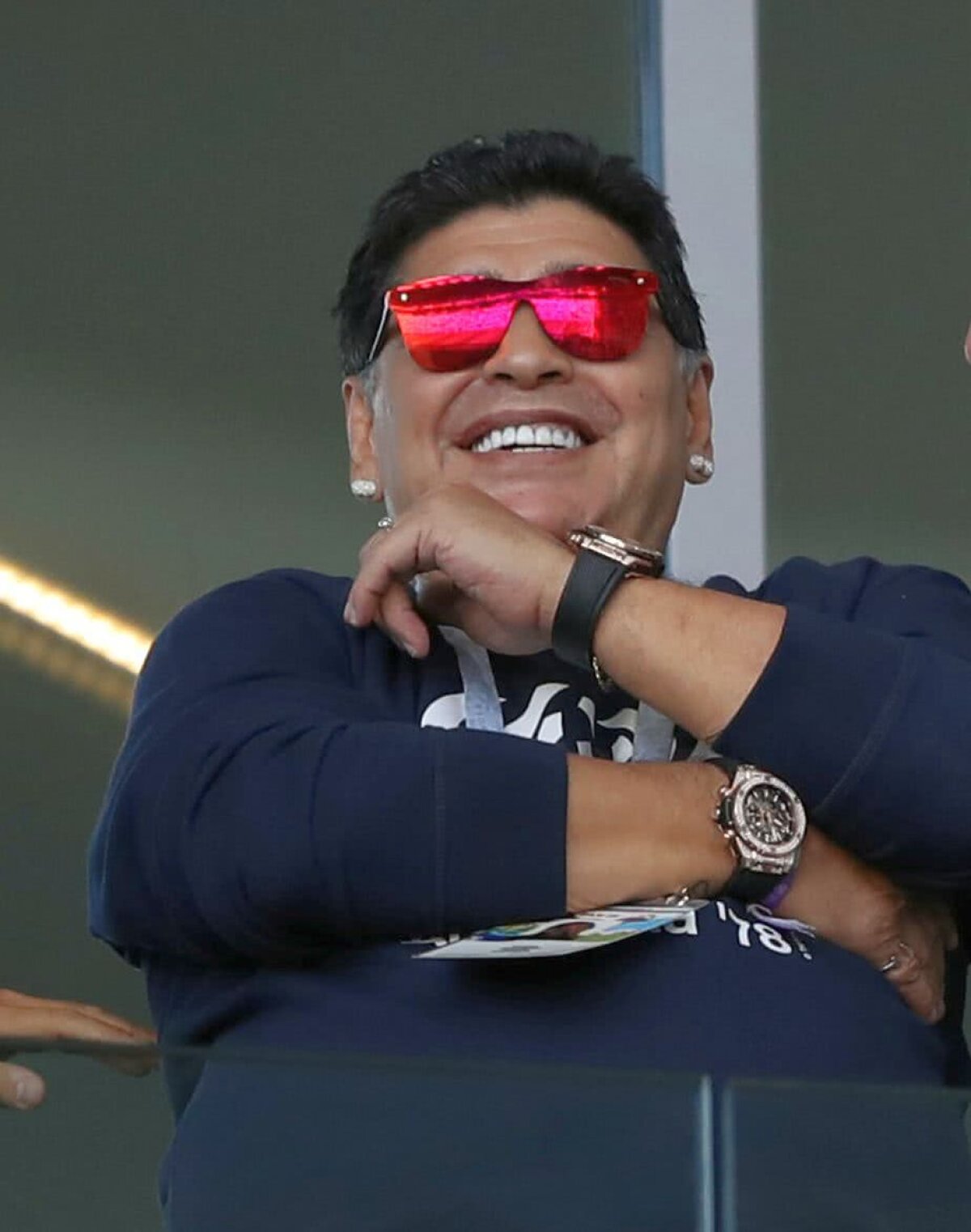 FOTO Apariție de senzație pentru Maradona la meciul Argentinei » A făcut spectacol cu ochelarii roșii la ochi și cu trabucul în gură