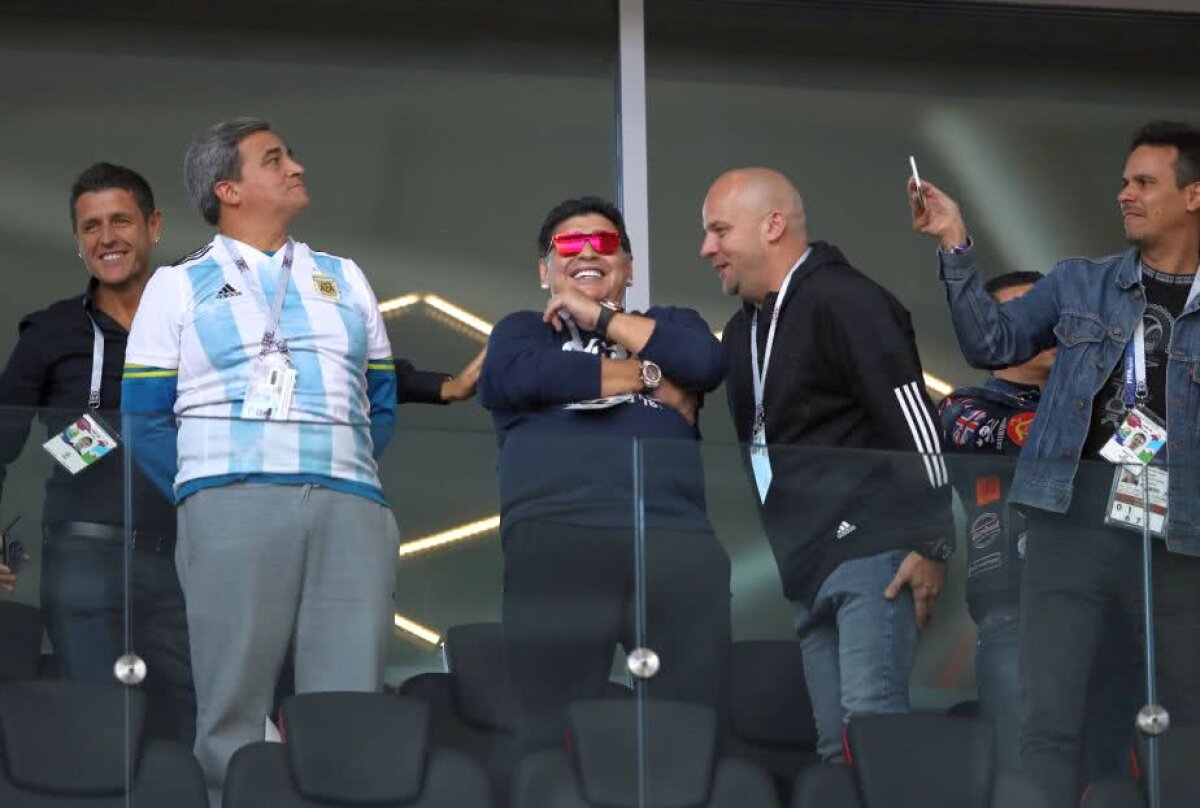 FOTO Apariție de senzație pentru Maradona la meciul Argentinei » A făcut spectacol cu ochelarii roșii la ochi și cu trabucul în gură