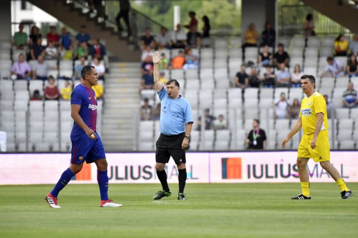 VIDEO Generația de Aur pierde meciul cu legendele Barcelonei: "Hagi e brazilian" + "Regele" a marcat pentru catalani