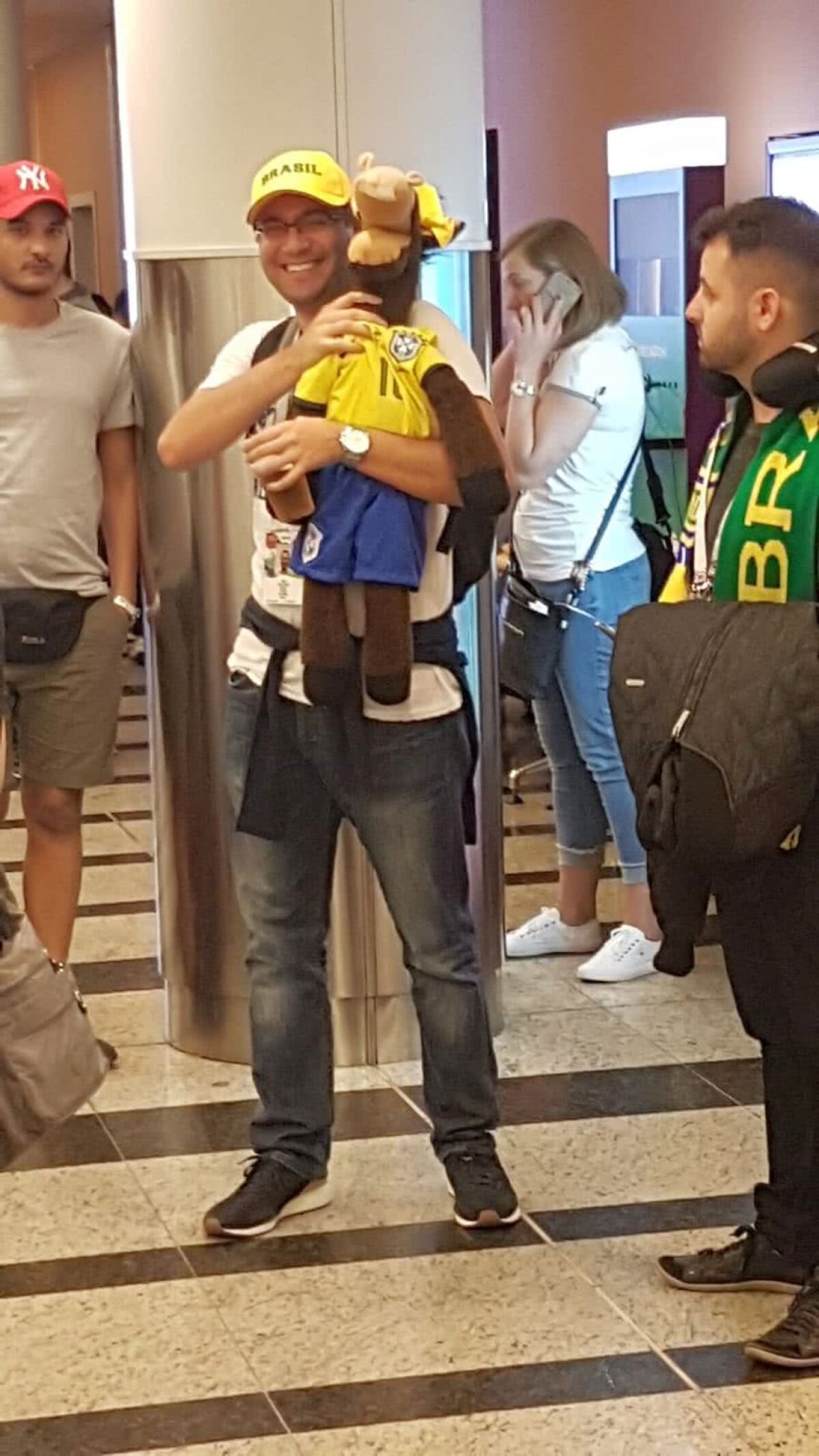 Corespondenţă GSP din Rusia // VIDEO + FOTO Fanii Braziliei au făcut spectacol înainte de debutul la CM 2018 » Fiesta pe aeroportul din Moscova