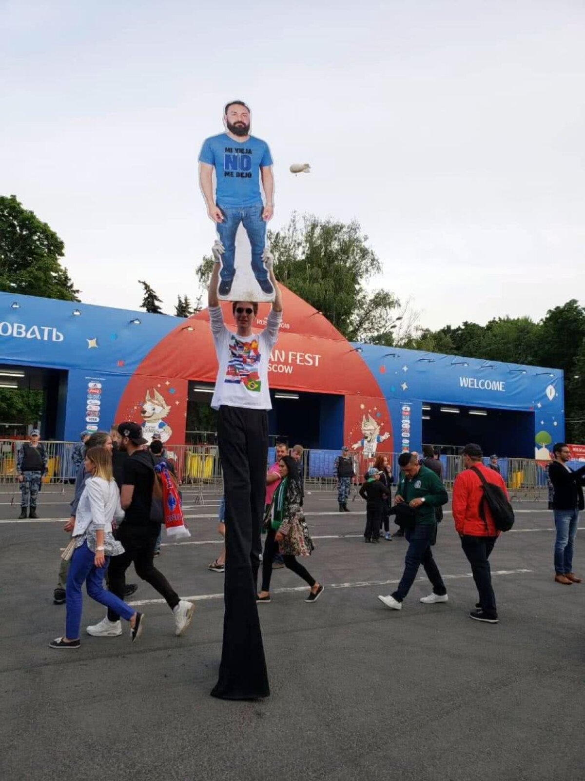 GALERIE FOTO A strâns bani 4 ani pentru a merge la Mondial, dar soția nu l-a lăsat să plece în Rusia » Gestul prietenilor face înconjurul planetei :D