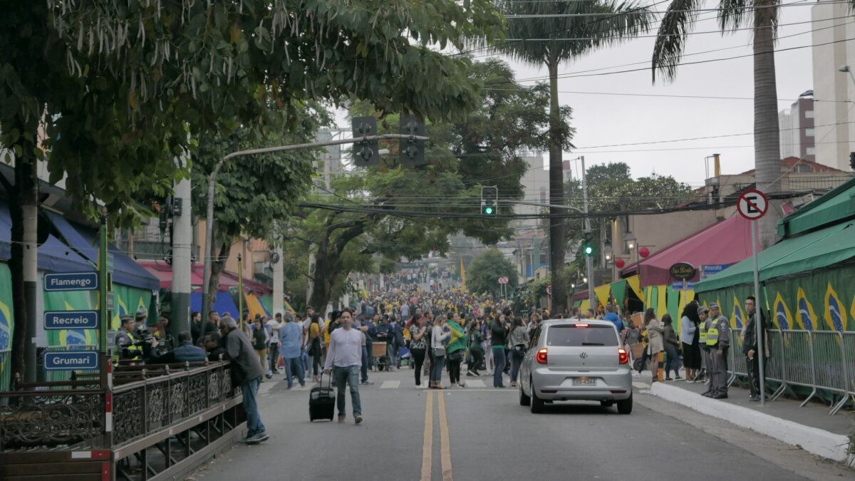 FOTOREPORTAJ DIN AMERICA DE SUD // Când se ia pauză de la criză » Cum s-a văzut Brazilia - Elveția pe străzile din Sao Paulo: o cvintuplă câștigătoare nu se deznădăjduiește la un prim egal