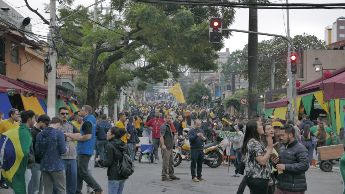 FOTOREPORTAJ DIN AMERICA DE SUD // Când se ia pauză de la criză » Cum s-a văzut Brazilia - Elveția pe străzile din Sao Paulo: o cvintuplă câștigătoare nu se deznădăjduiește la un prim egal