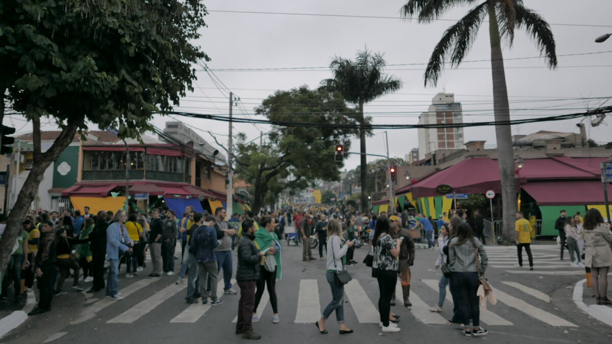 FOTOREPORTAJ DIN AMERICA DE SUD // Când se ia pauză de la criză » Cum s-a văzut Brazilia - Elveția pe străzile din Sao Paulo: o cvintuplă câștigătoare nu se deznădăjduiește la un prim egal