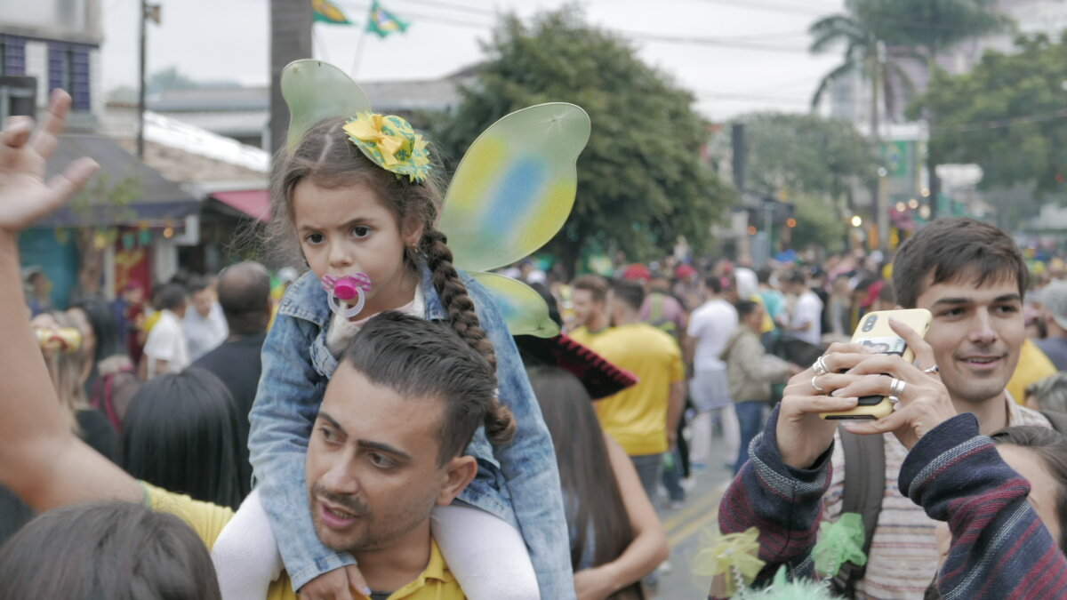 FOTOREPORTAJ DIN AMERICA DE SUD // Când se ia pauză de la criză » Cum s-a văzut Brazilia - Elveția pe străzile din Sao Paulo: o cvintuplă câștigătoare nu se deznădăjduiește la un prim egal