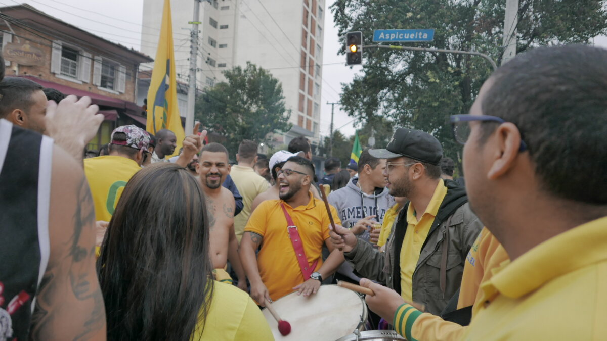 FOTOREPORTAJ DIN AMERICA DE SUD // Când se ia pauză de la criză » Cum s-a văzut Brazilia - Elveția pe străzile din Sao Paulo: o cvintuplă câștigătoare nu se deznădăjduiește la un prim egal