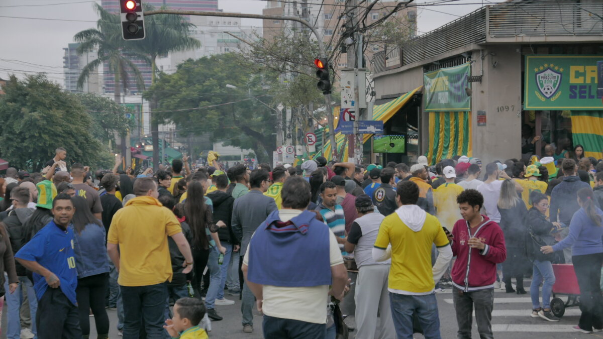 FOTOREPORTAJ DIN AMERICA DE SUD // Când se ia pauză de la criză » Cum s-a văzut Brazilia - Elveția pe străzile din Sao Paulo: o cvintuplă câștigătoare nu se deznădăjduiește la un prim egal