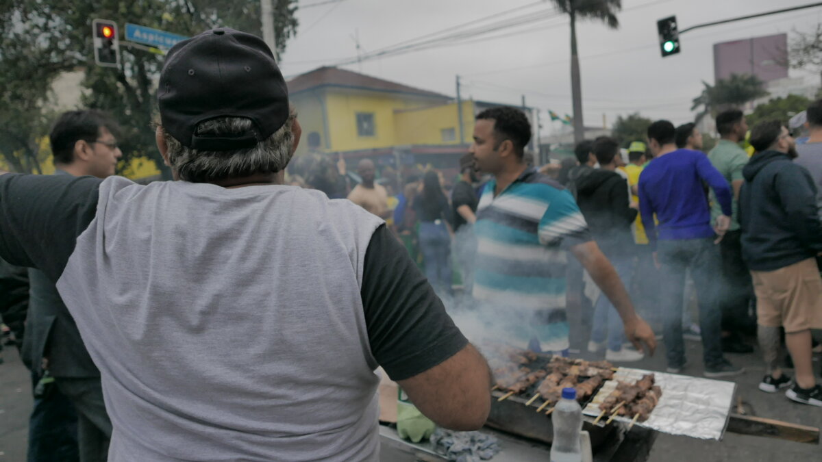 FOTOREPORTAJ DIN AMERICA DE SUD // Când se ia pauză de la criză » Cum s-a văzut Brazilia - Elveția pe străzile din Sao Paulo: o cvintuplă câștigătoare nu se deznădăjduiește la un prim egal