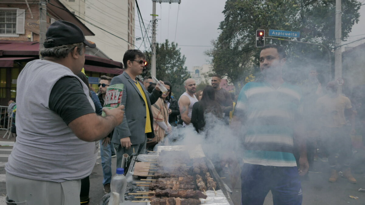 FOTOREPORTAJ DIN AMERICA DE SUD // Când se ia pauză de la criză » Cum s-a văzut Brazilia - Elveția pe străzile din Sao Paulo: o cvintuplă câștigătoare nu se deznădăjduiește la un prim egal