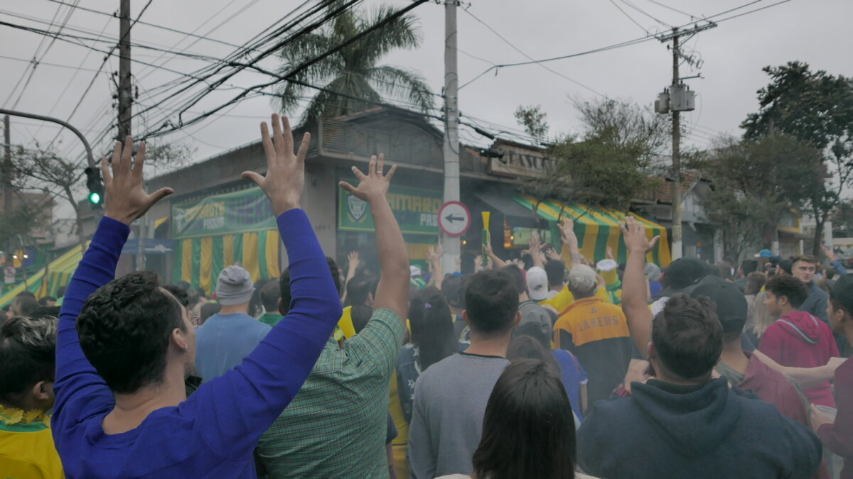 FOTOREPORTAJ DIN AMERICA DE SUD // Când se ia pauză de la criză » Cum s-a văzut Brazilia - Elveția pe străzile din Sao Paulo: o cvintuplă câștigătoare nu se deznădăjduiește la un prim egal