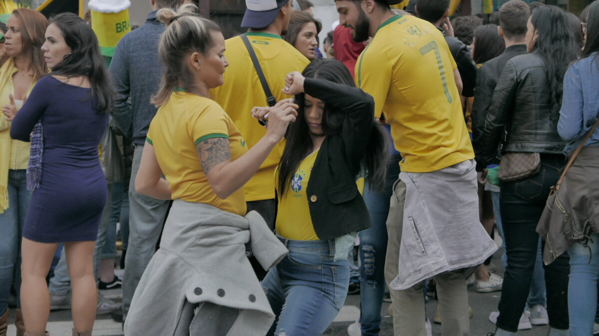 FOTOREPORTAJ DIN AMERICA DE SUD // Când se ia pauză de la criză » Cum s-a văzut Brazilia - Elveția pe străzile din Sao Paulo: o cvintuplă câștigătoare nu se deznădăjduiește la un prim egal