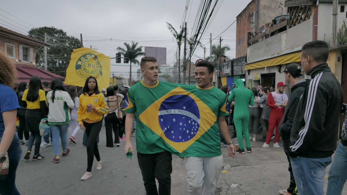 FOTOREPORTAJ DIN AMERICA DE SUD // Când se ia pauză de la criză » Cum s-a văzut Brazilia - Elveția pe străzile din Sao Paulo: o cvintuplă câștigătoare nu se deznădăjduiește la un prim egal